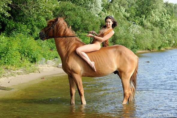 Красивая эротика на природе - голая девушка на лошади