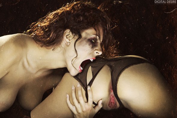 Сексуальные вампирши-лесбиянки страстно позируют