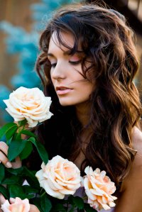 Красивая эротика брюнетки с белыми розами
