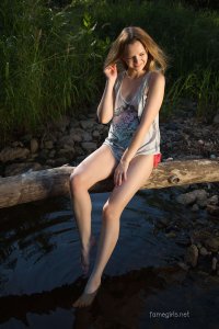 Девушка с маленькой грудью голая возле ручья
