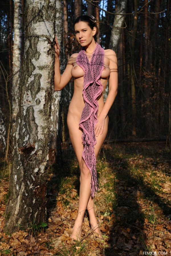 Девушка в кожаной куртке на голое тело гуляет в лесу