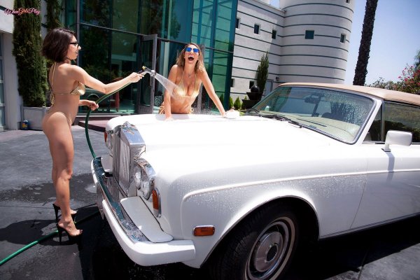 Две девушки с классными задницами моют машину в бикини