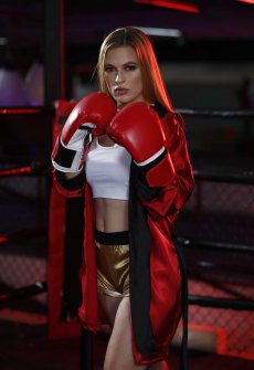 Сексуальная блондинка в боксерских перчатках раздевается на ринге