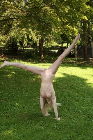 Emma Starletto голая занимается гимнастикой в саду