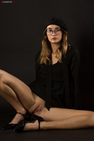 Модель в образе скромной девушки в очках